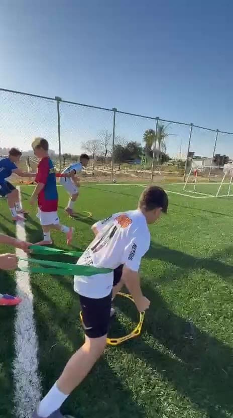 שחקנים בתרגיל ריצה עם גומיות התנגדות ומשוכות